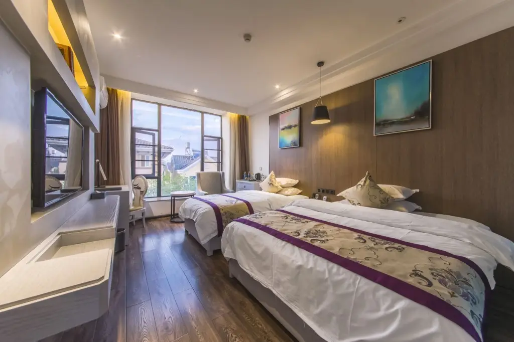 Куньмин: Spring River Flower Moon Hotel (Kunming Dianchi Haigeng Dam)