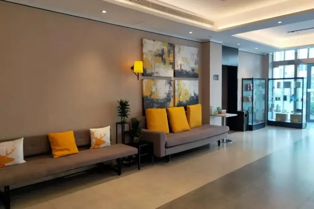 Вэйхай: Home Inn Plus (Weihai High Speed Railway Station Hanlefang Pedestrian Street)