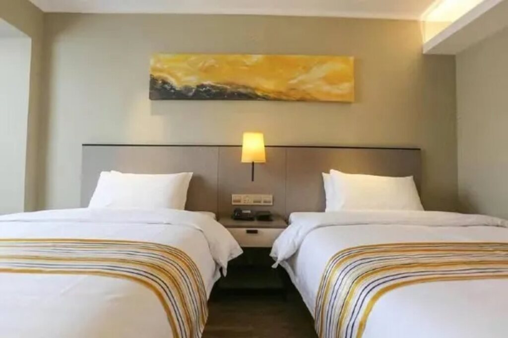 Вэйхай: Home Inn Plus (Weihai High Speed Railway Station Hanlefang Pedestrian Street)