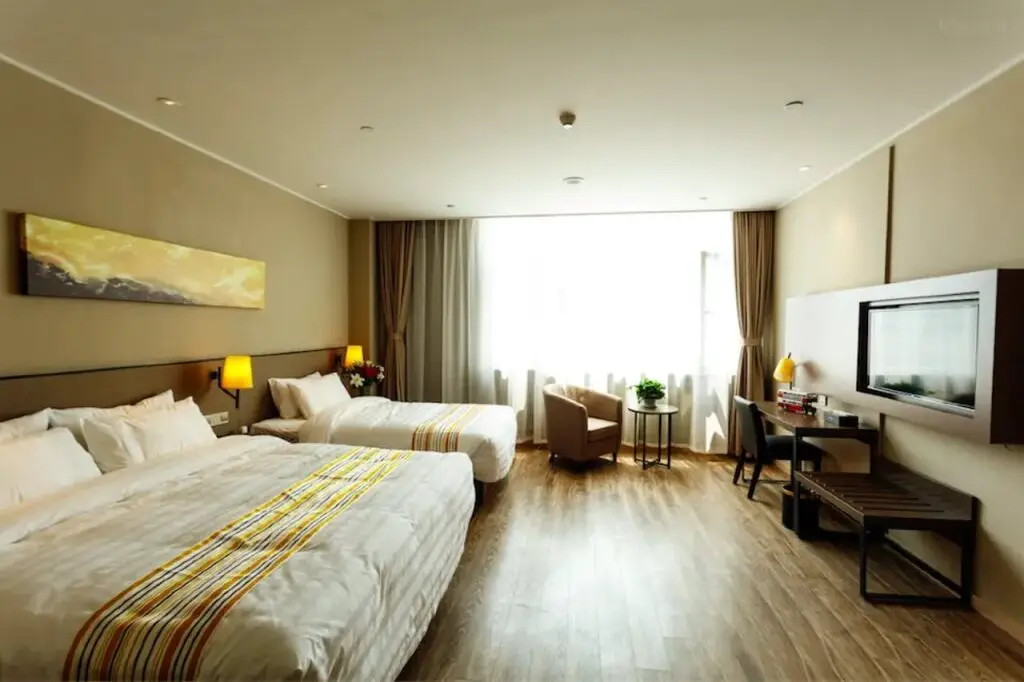 Вэйхай: Home Inn Plus (Weihai High Speed Railway Station Hanlefang Pedestrian Street)
