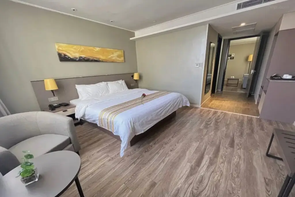 Вэйхай: Home Inn Plus (Weihai High Speed Railway Station Hanlefang Pedestrian Street)