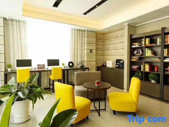 Вэйхай: Home Inn Plus (Weihai High Speed Railway Station Hanlefang Pedestrian Street)
