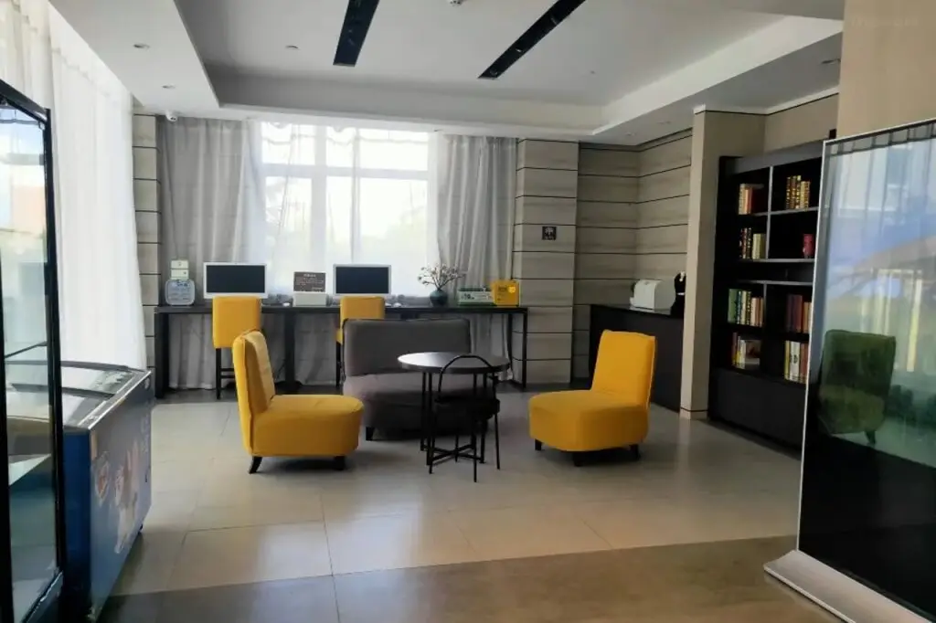 Вэйхай: Home Inn Plus (Weihai High Speed Railway Station Hanlefang Pedestrian Street)