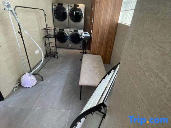 Шанхай: Home Inn Plus (Metro Station, Gaoke West Road, Expo Park, Shanghai New International Expo Center)