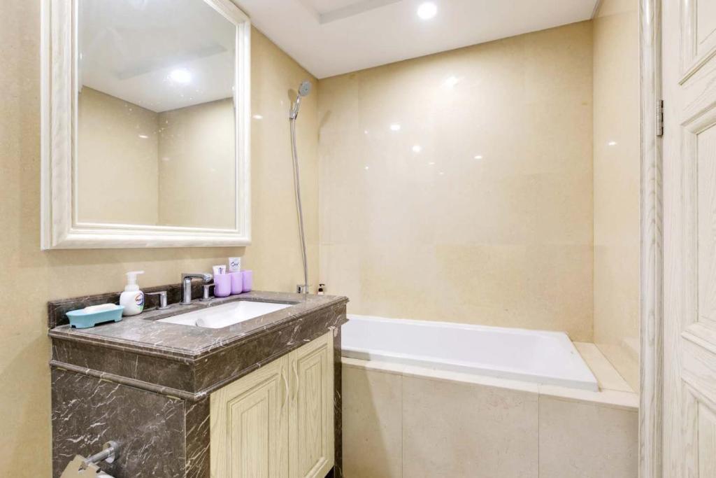 Пекин: American Light Luxury Style High end Apartment Near Tiananmen And Houhai