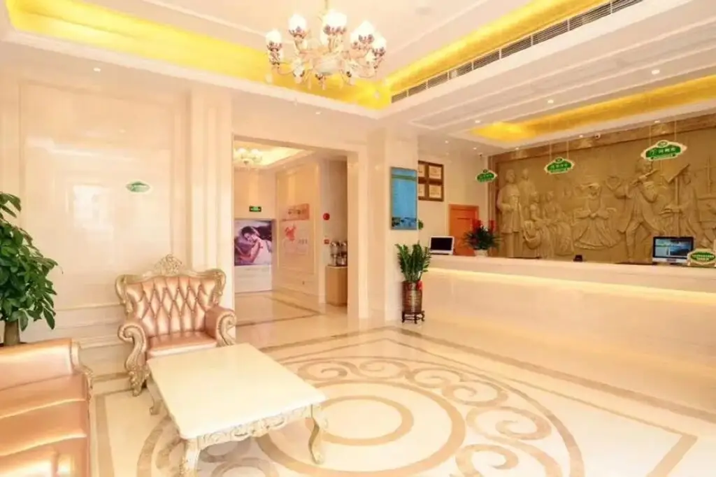 Шэньчжэнь: Vienna Hotel ( Guanlanhu station Shanshui Tianyuan)