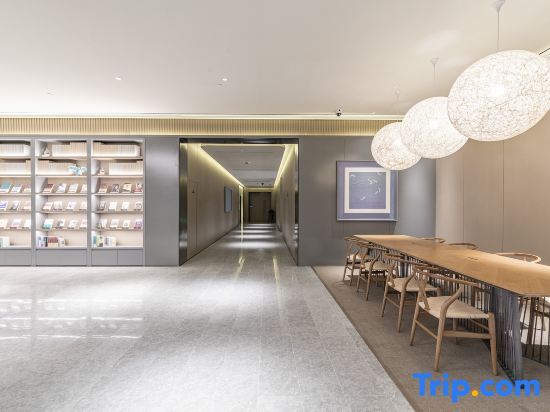 Шанхай: All season Shanghai Pudong Airport Zhuqiao wine  store