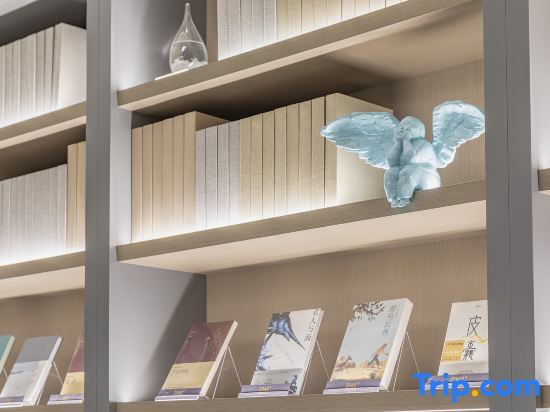 Шанхай: All season Shanghai Pudong Airport Zhuqiao wine  store