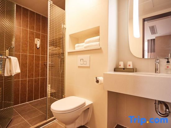 Хеби: Ibis Hotel (Hebi east railway station store)
