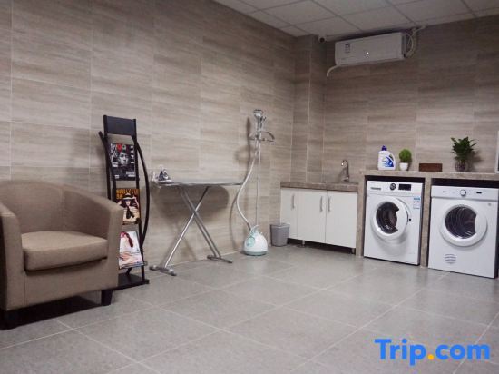Пекин: Home Inn Plus (Beijing Guangqu Mennei Metro Station Hongrun)