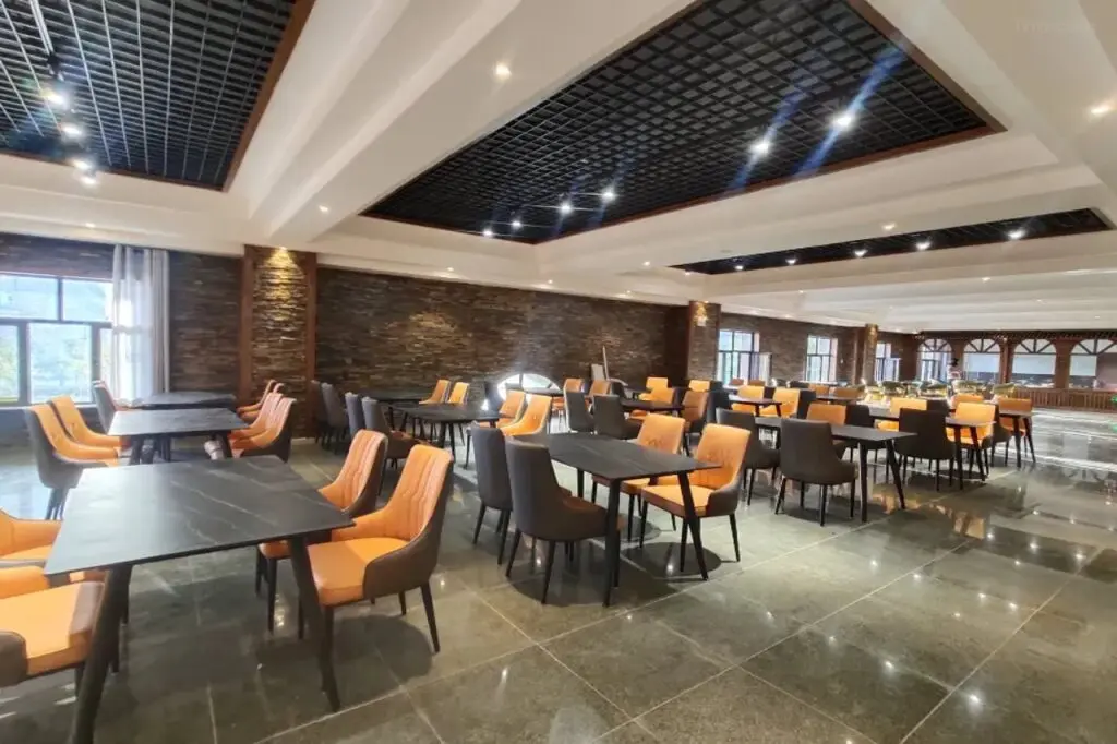 Алтай: Vienna International Hotel of  Yingbin Road Altay Airport