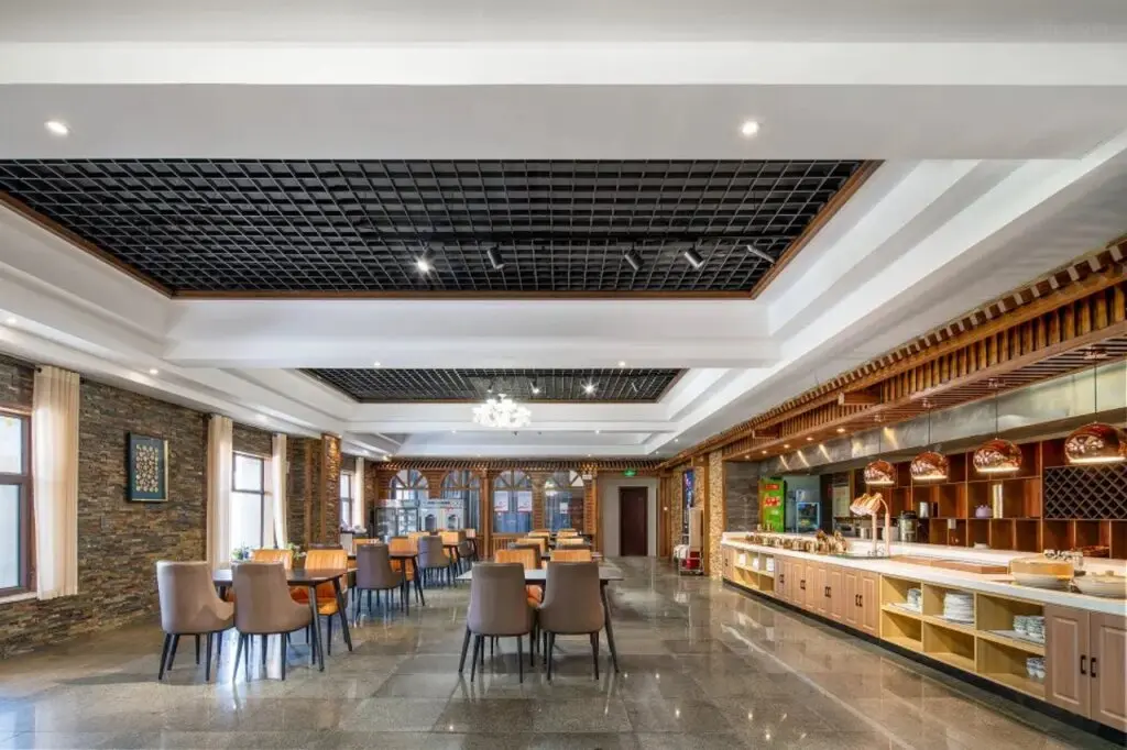 Алтай: Vienna International Hotel of  Yingbin Road Altay Airport