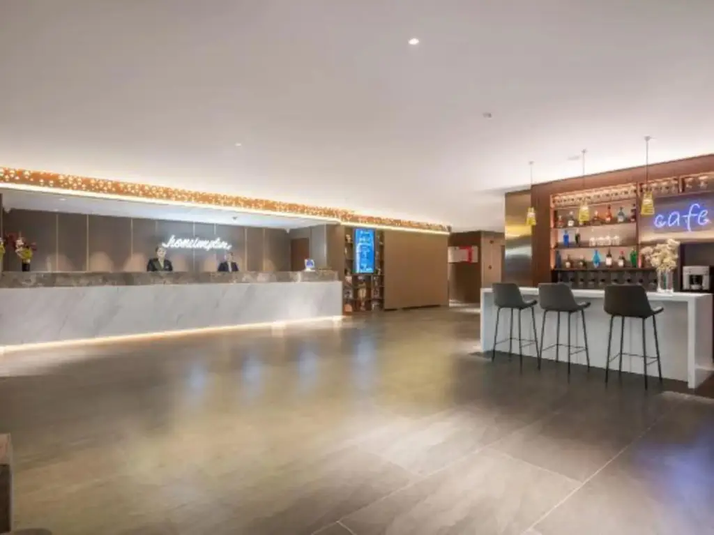 Цзинань: Home Inn (Jinan Zhangqiu Railway Station Mingshui Ancient City Branch)