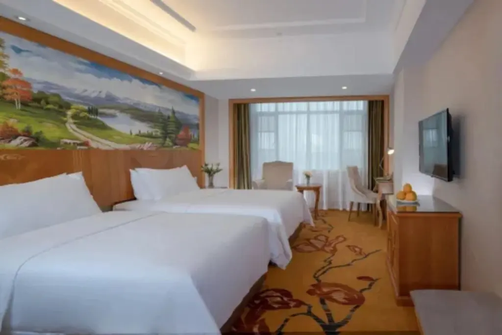 Дунгуань: Vienna Hotel (Dongguan Dalingshan baihuadong store)