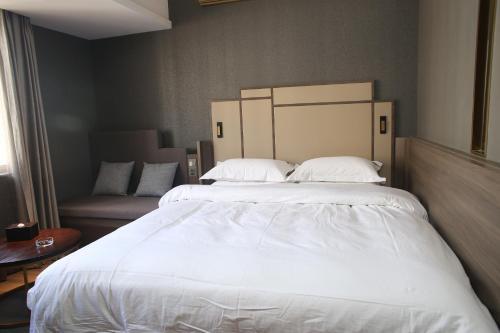 Куньмин: Jiqing Hotel (Kunming Green Lake)