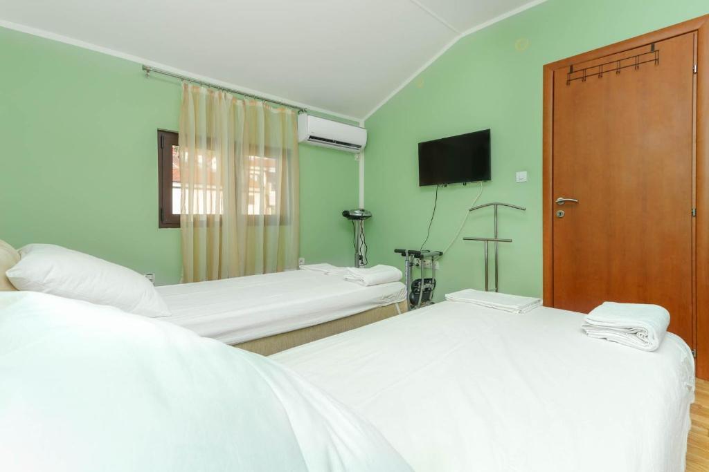 Доброта: Apartment Plagenti with sea view