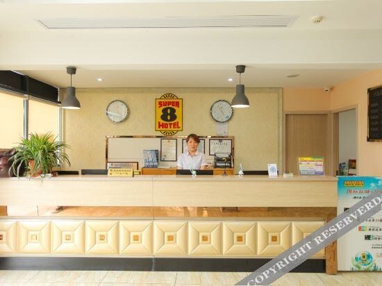 Уси: Super 8 Hotel (Wuxi Hubin Commercial Street)
