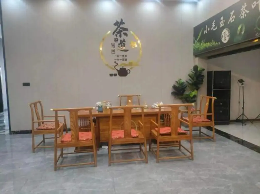 Пуэр: Orange Hotel (central Burma Street, Menglian Dai, Lahu and Va Autonomous County)