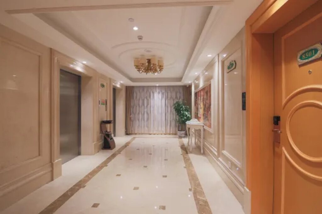Шэньчжэнь: Vienna Hotel Shenzhen Qinghu Metro Station