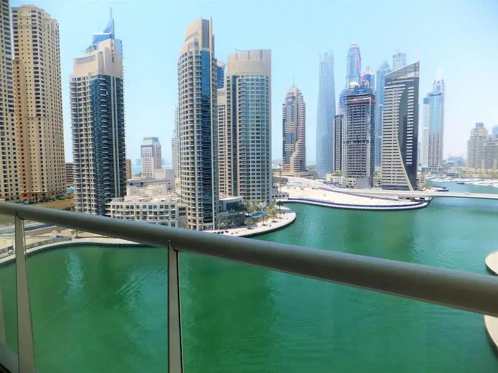 Marina Quays West Tower — фото 1