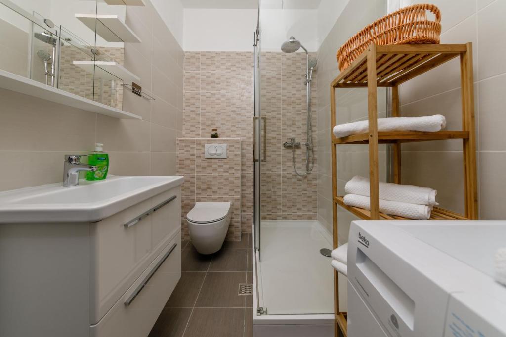Доброта: Old Town Clock Tower Apartment