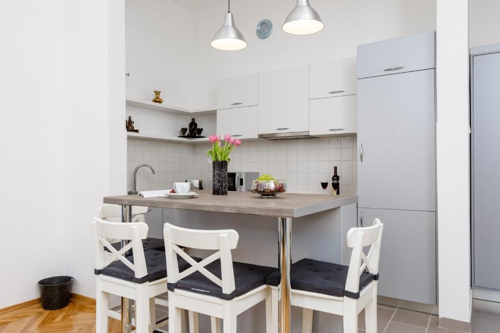 Доброта: Old Town Clock Tower Apartment