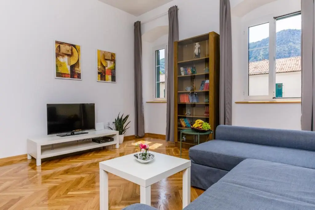 Доброта: Old Town Clock Tower Apartment
