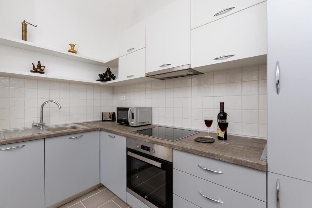 Доброта: Old Town Clock Tower Apartment