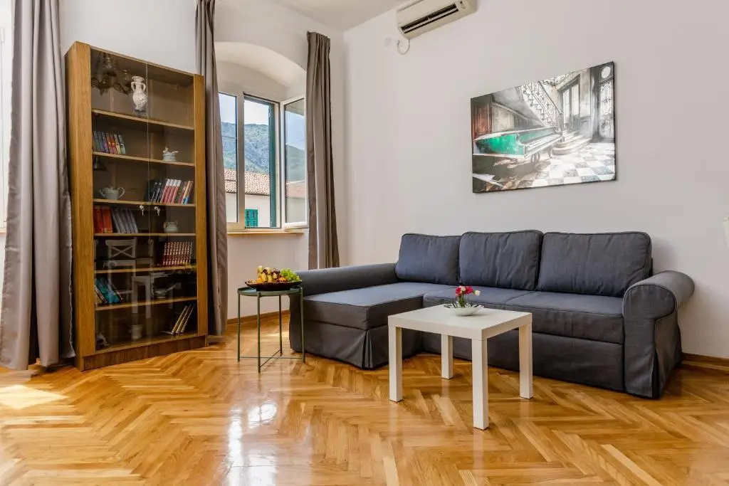 Доброта: Old Town Clock Tower Apartment