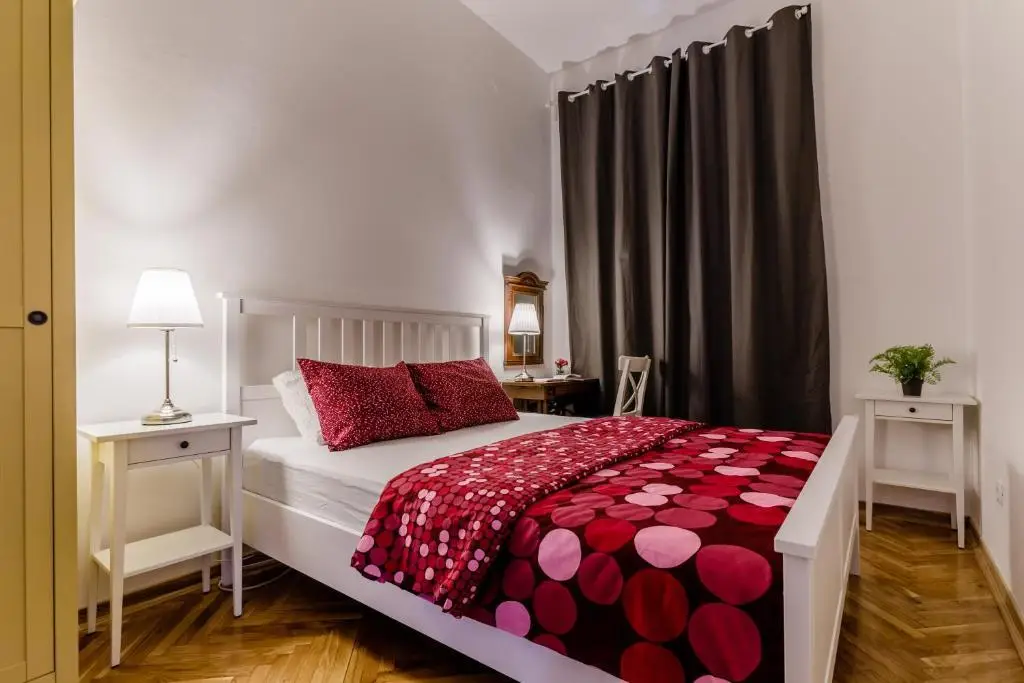 Доброта: Old Town Clock Tower Apartment