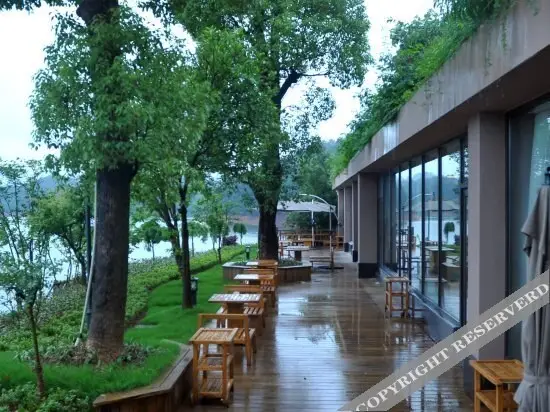 Warm Island Elegant Art Hotel — фото 1