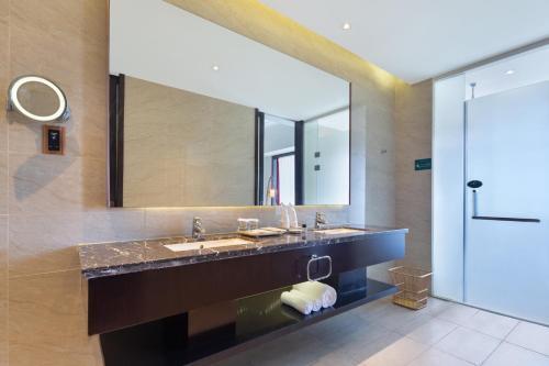 Санья: Mangrove Tree Resort World Sanya Bay (Coconut Grove Hotel)