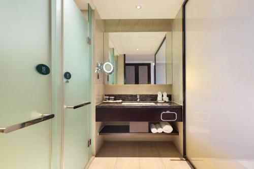 Санья: Mangrove Tree Resort World Sanya Bay (Coconut Grove Hotel)