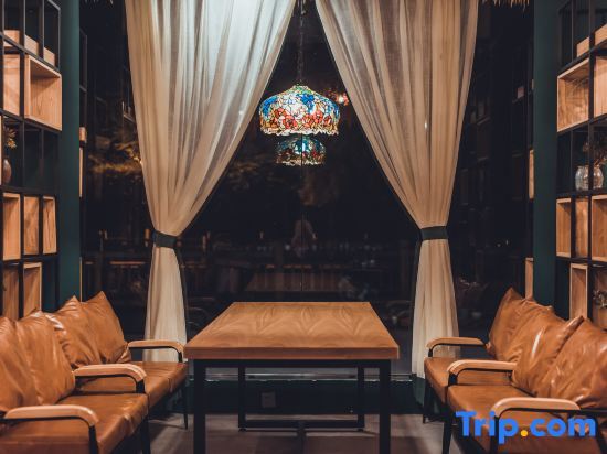 Мую: Shanshe · Shennongjia B&B (Muyu Town Store)