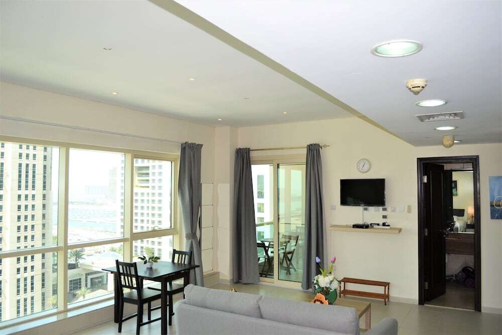 Дубай: Furnished studio with balcony in Marina -JMI