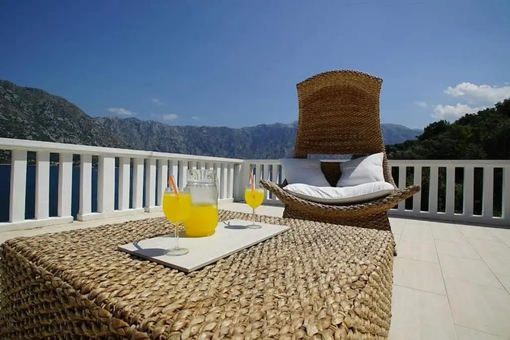 Столив: PENTHOUSE STOLIV 5m/sea Pool/Spa Area Jetty+Sunbeds Secluded location