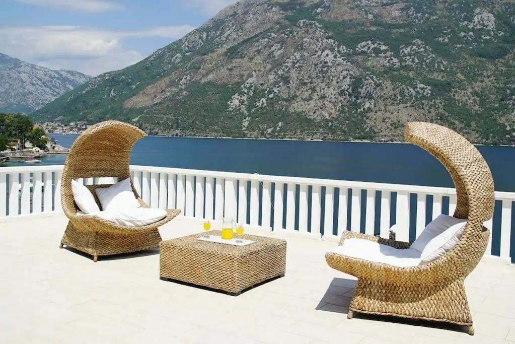 Столив: PENTHOUSE STOLIV 5m/sea Pool/Spa Area Jetty+Sunbeds Secluded location