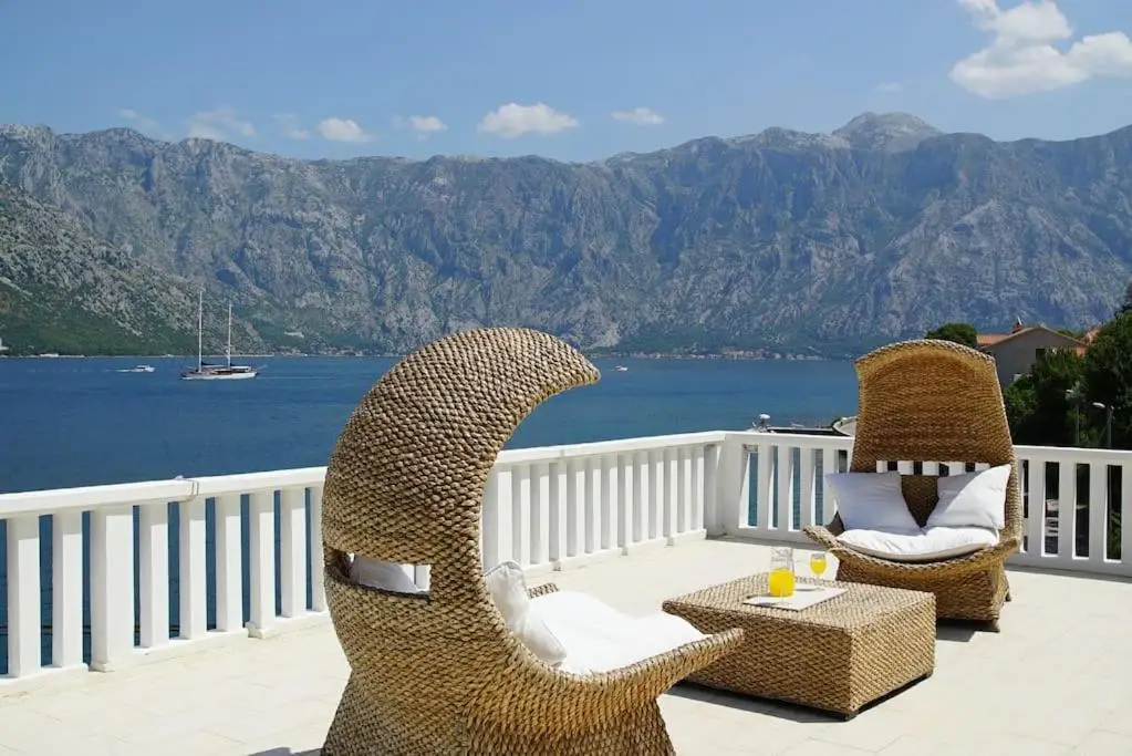 Столив: PENTHOUSE STOLIV 5m/sea Pool/Spa Area Jetty+Sunbeds Secluded location