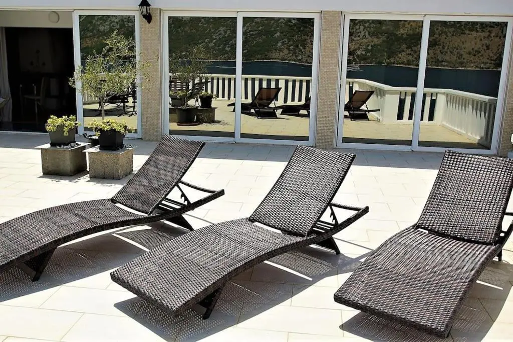 Столив: PENTHOUSE STOLIV 5m/sea Pool/Spa Area Jetty+Sunbeds Secluded location