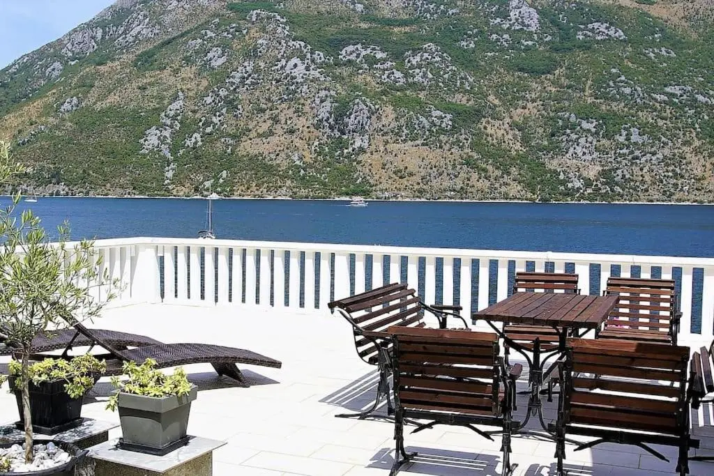 Столив: PENTHOUSE STOLIV 5m/sea Pool/Spa Area Jetty+Sunbeds Secluded location