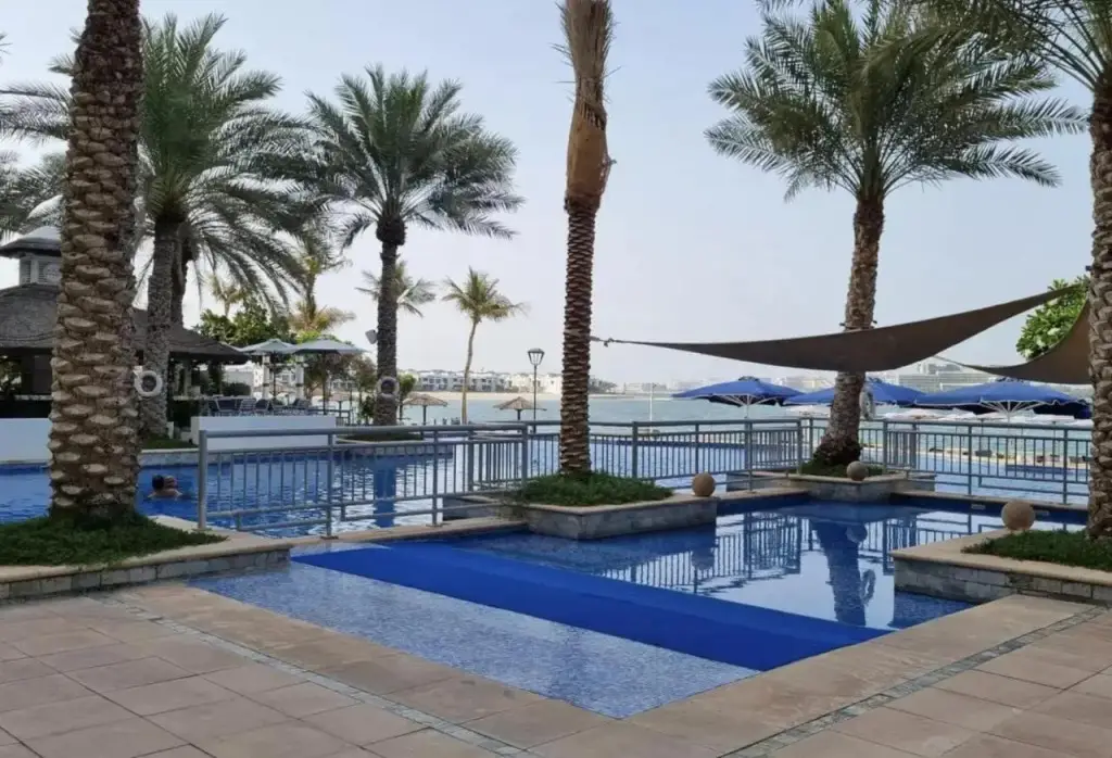 Дубай: Elegant 2 Br Apartment with Beach Access