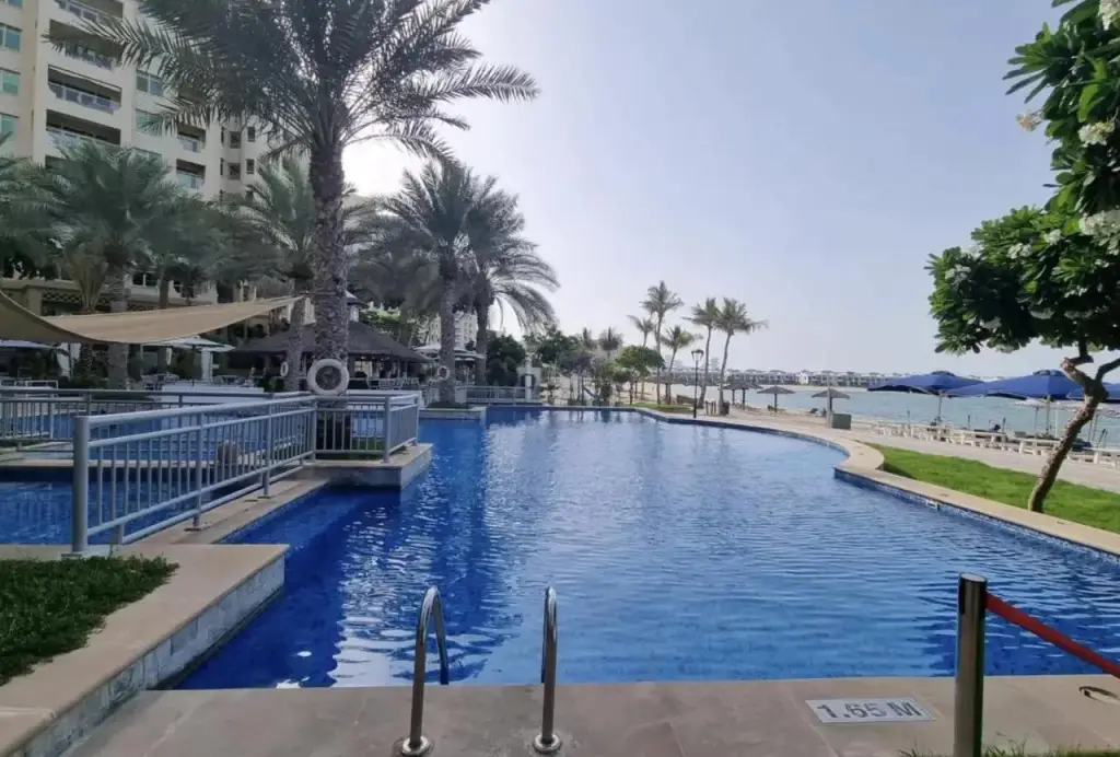 Дубай: Elegant 2 Br Apartment with Beach Access