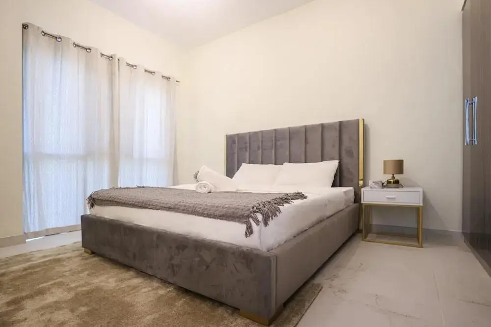 Дубай: Mira Holiday Homes - Cozy 1 Bedroom in Dubai South