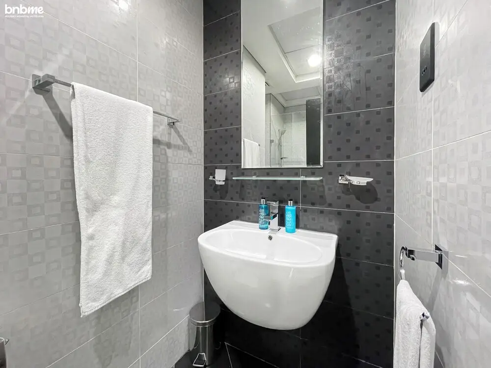 Дубай: Elegant Studio Golf Course View Bnbmehomes