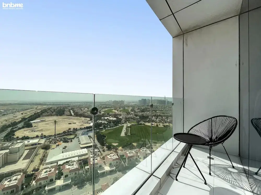 Дубай: Elegant Studio Golf Course View Bnbmehomes