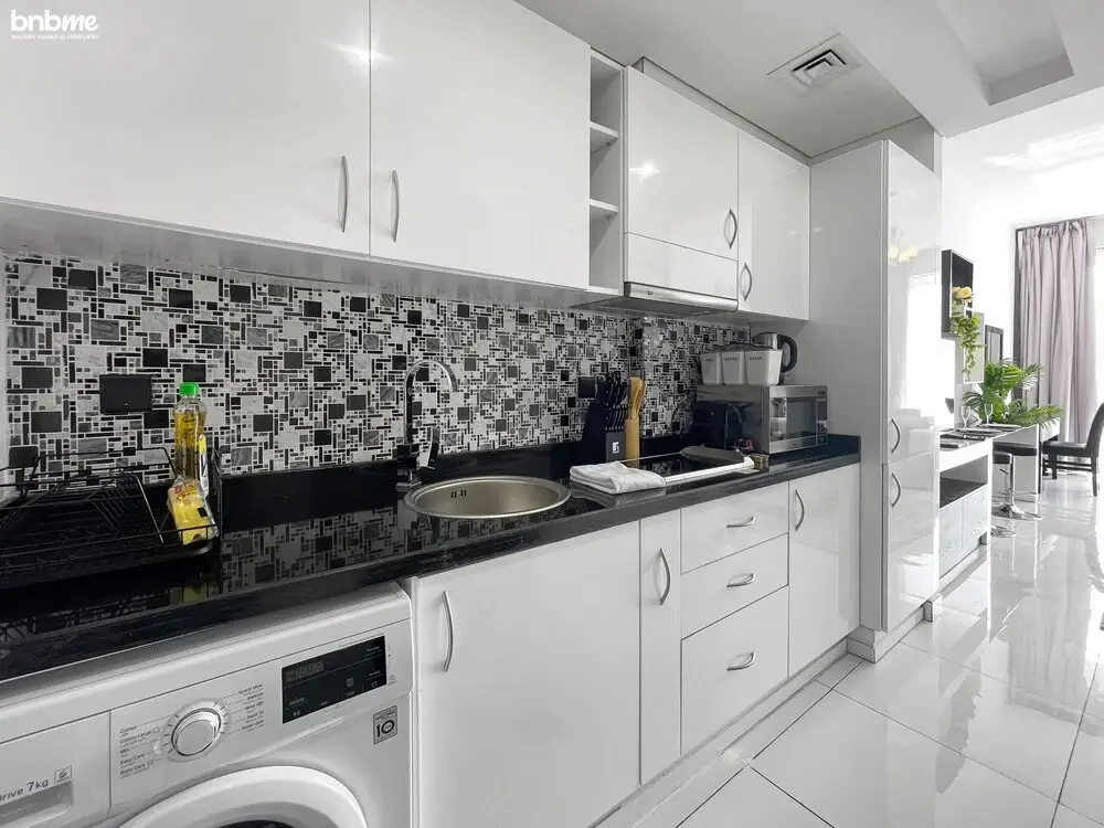 Дубай: Elegant Studio Golf Course View Bnbmehomes