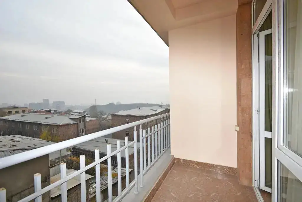 Ереван: Panorama hotel on Baghramyan avenue