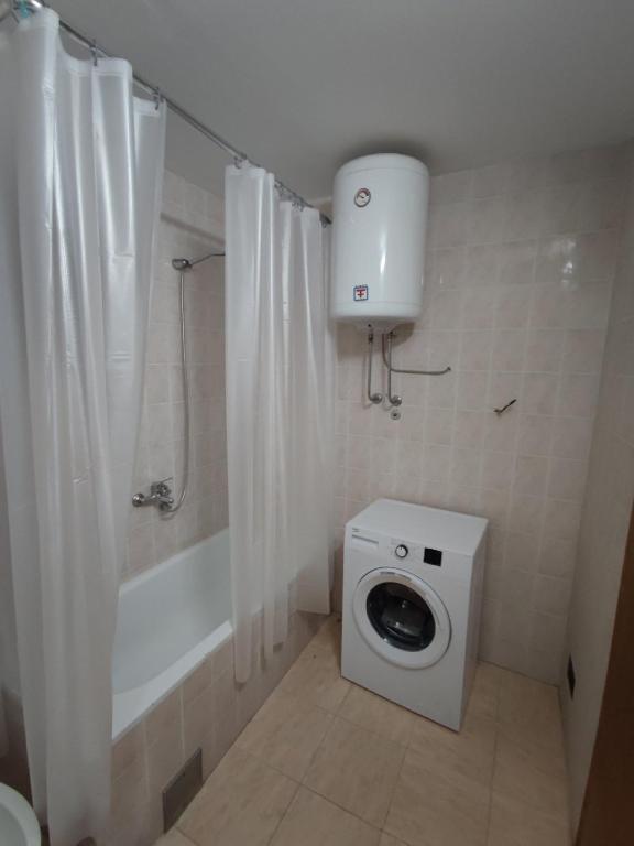 Бар: Guest House Tomba