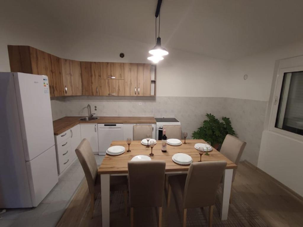 Бар: Guest House Tomba