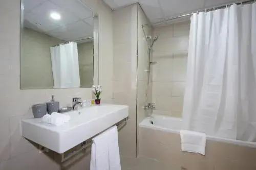 Дубай: Al Barsha New 2Bedroom plus maidR near MOE